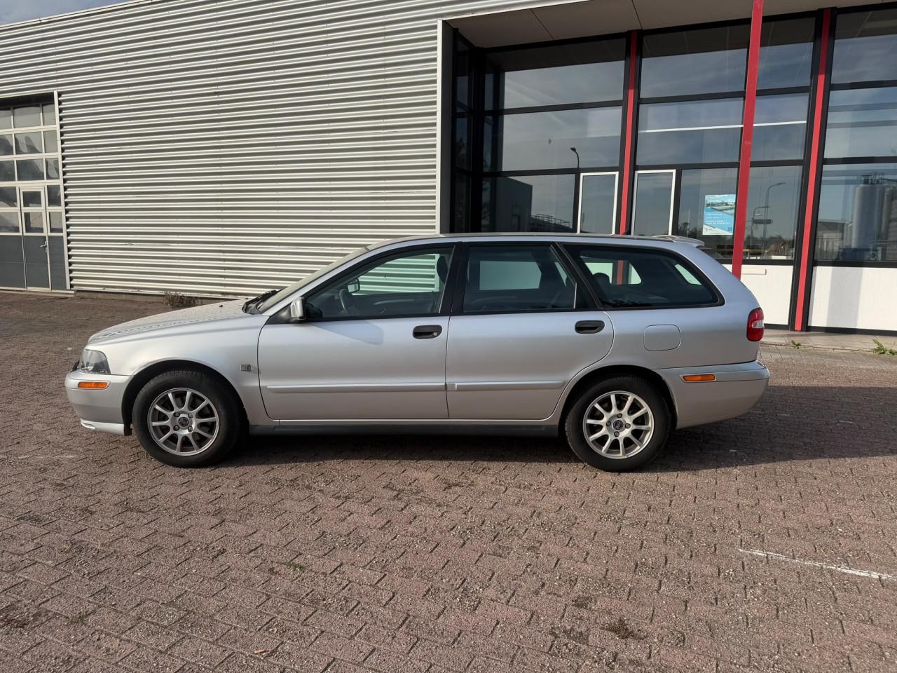 Volvo  v 40 bj 2004  1600 euro