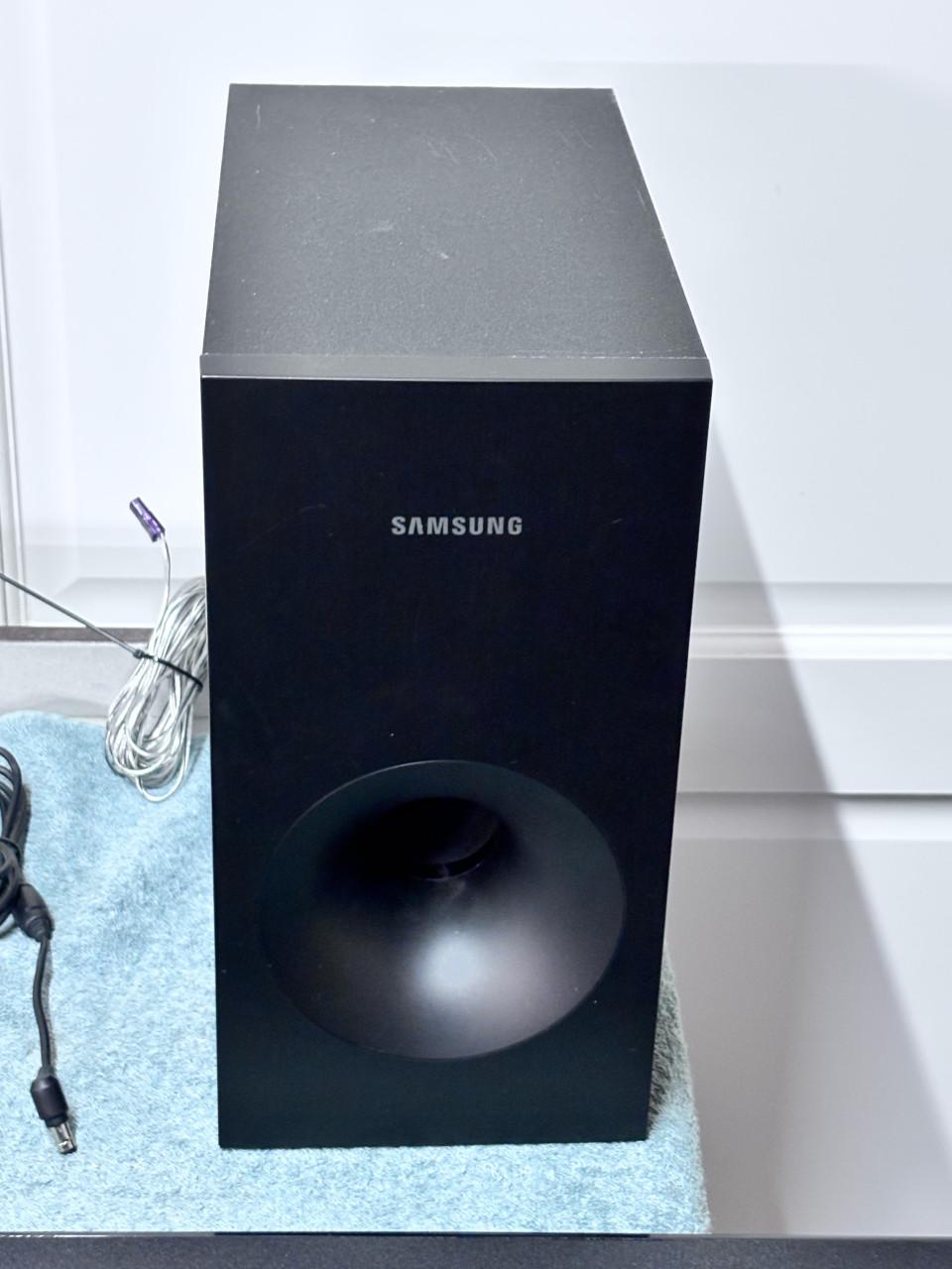 Samsung HW-F350 soundbar met subwoofer.
