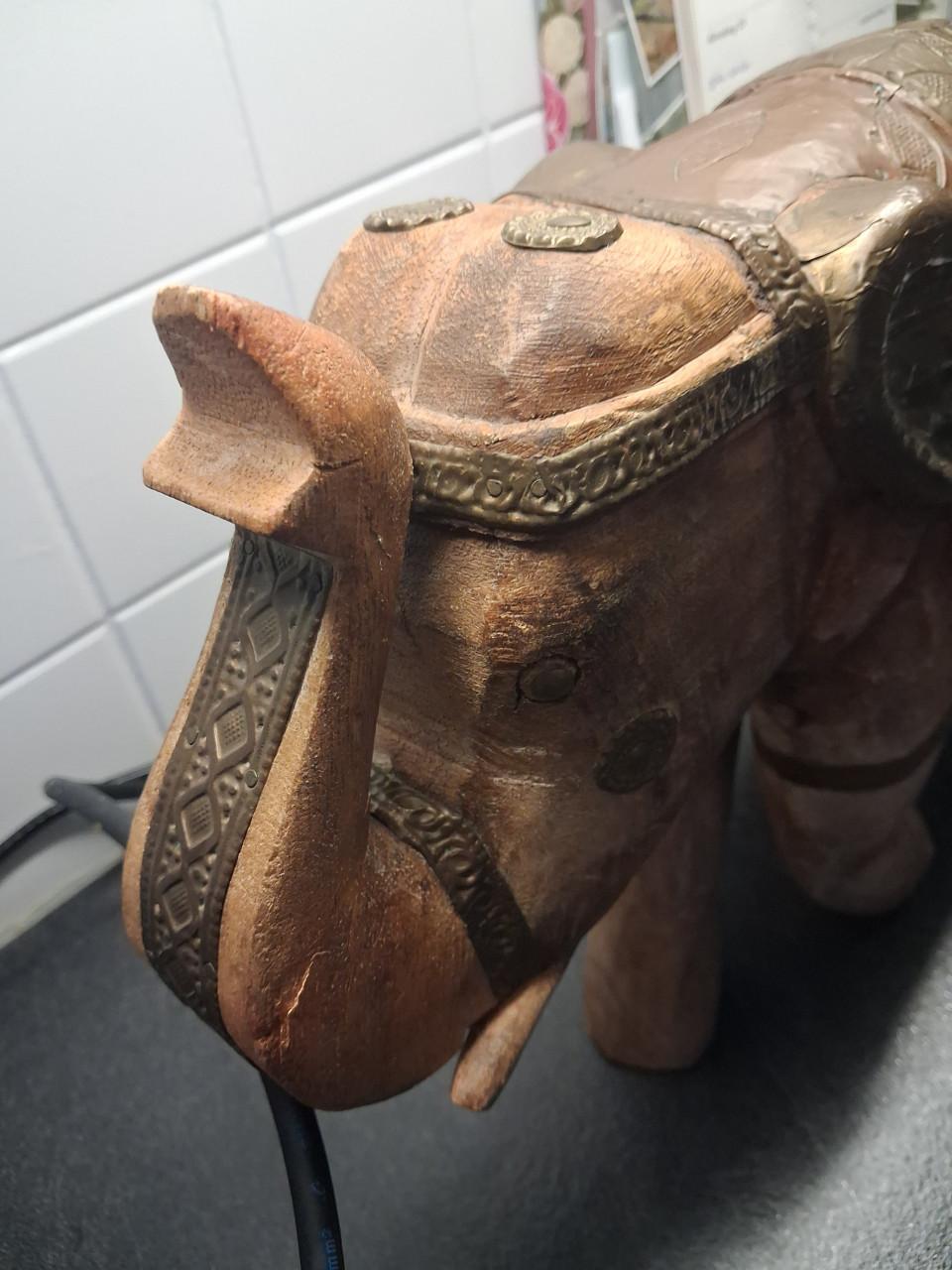 Oude handgesneden olifant 26 hoog 35 cm breed