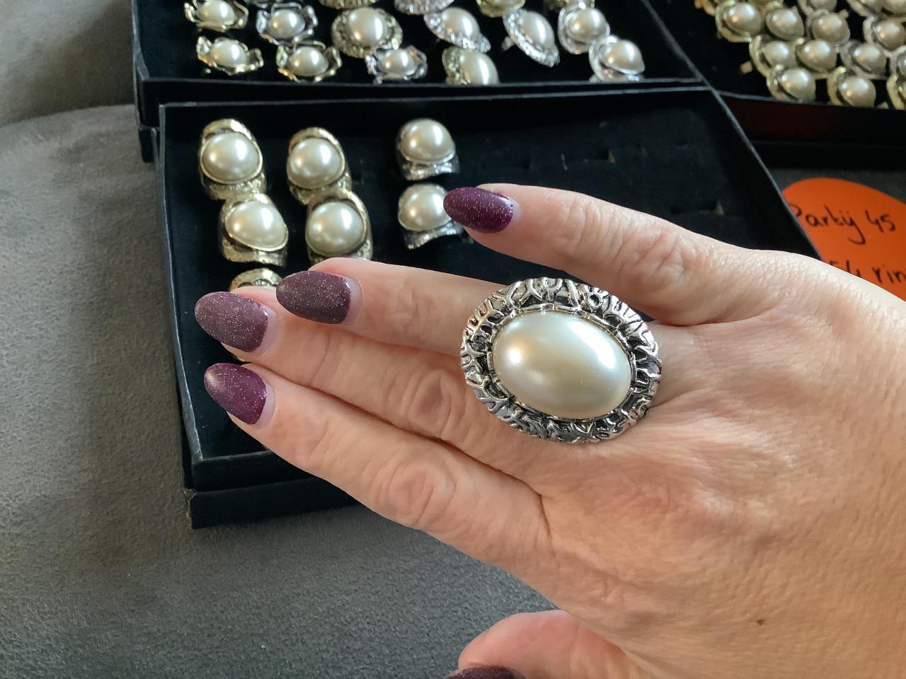 Partij verstelbare ringen.   Actie, Actie, Actie. ( partij 45)