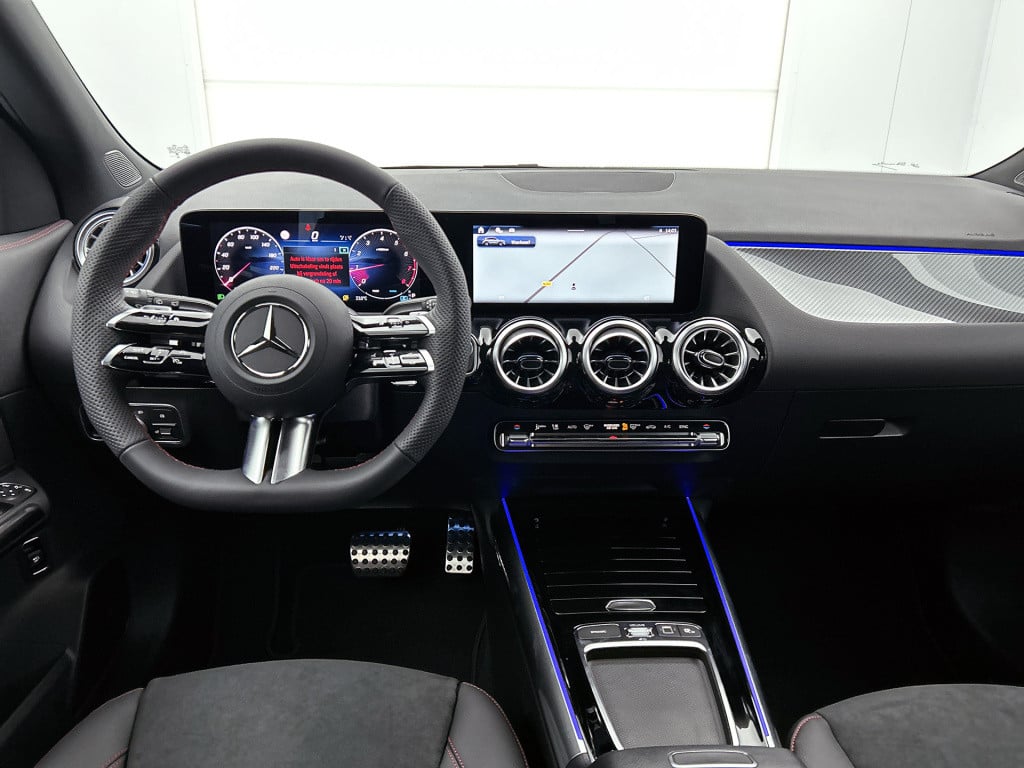 Mercedes-Benz Gla-klasse 180 business solution amg | trekhaak | parkeerpakk