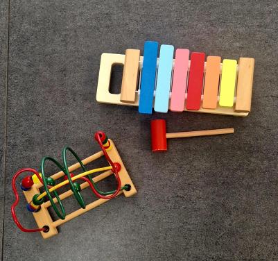 Houten xylofoon (Hema) en houten kralenspiraal (Ikea)