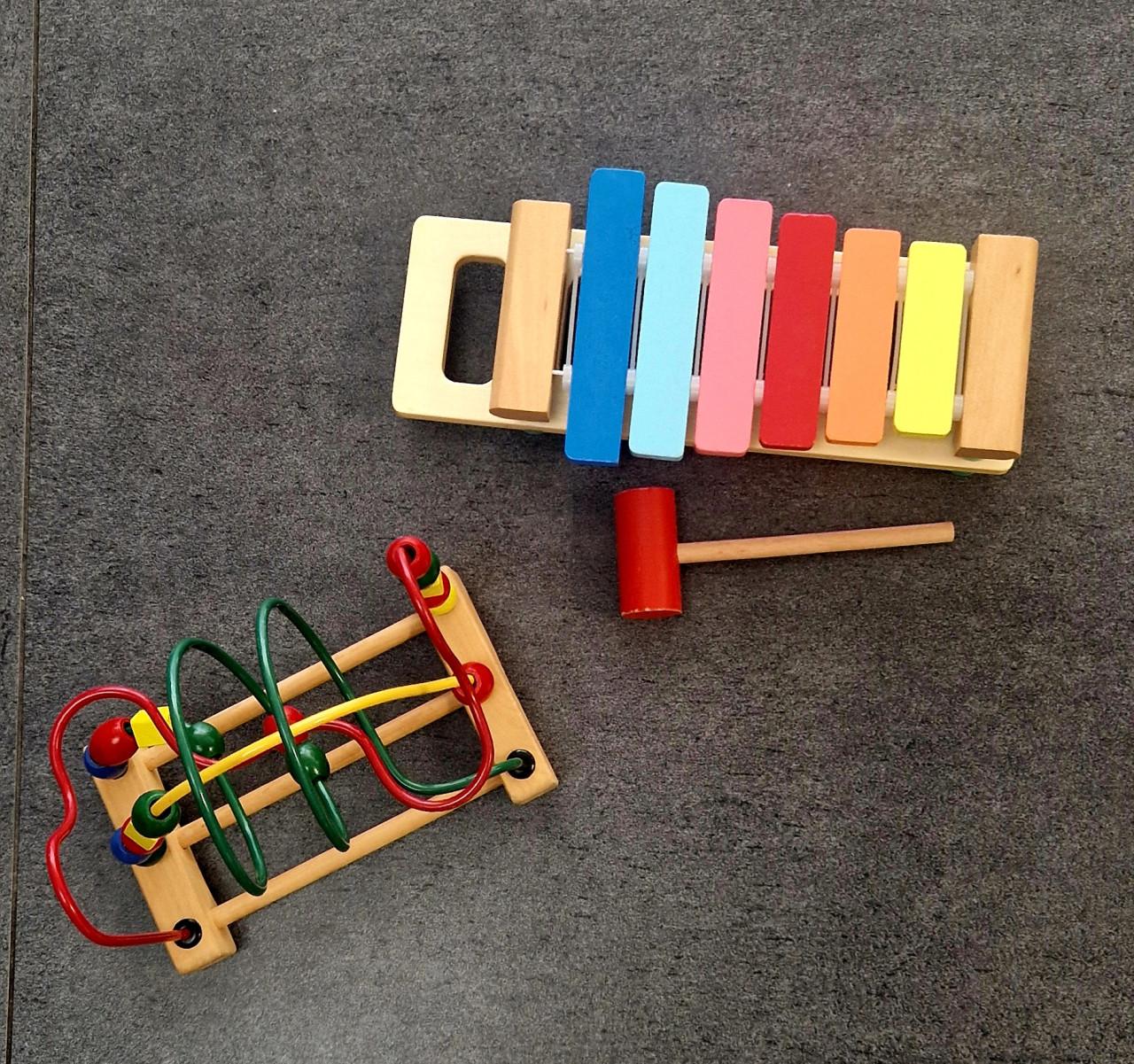 Houten xylofoon (Hema) en houten kralenspiraal (Ikea)