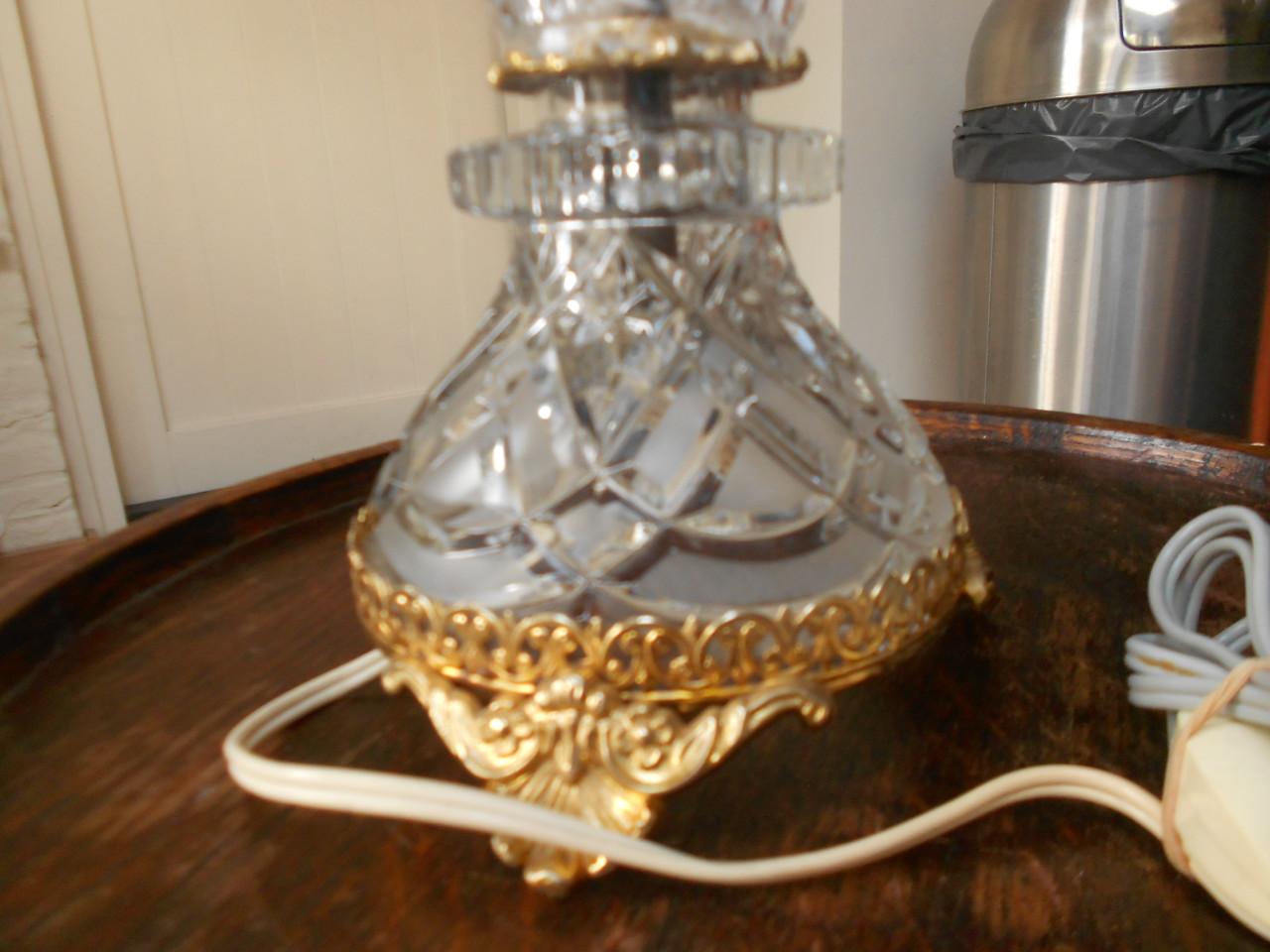 Vintage Franse tafellamp met cherub aan de bovenzijde.