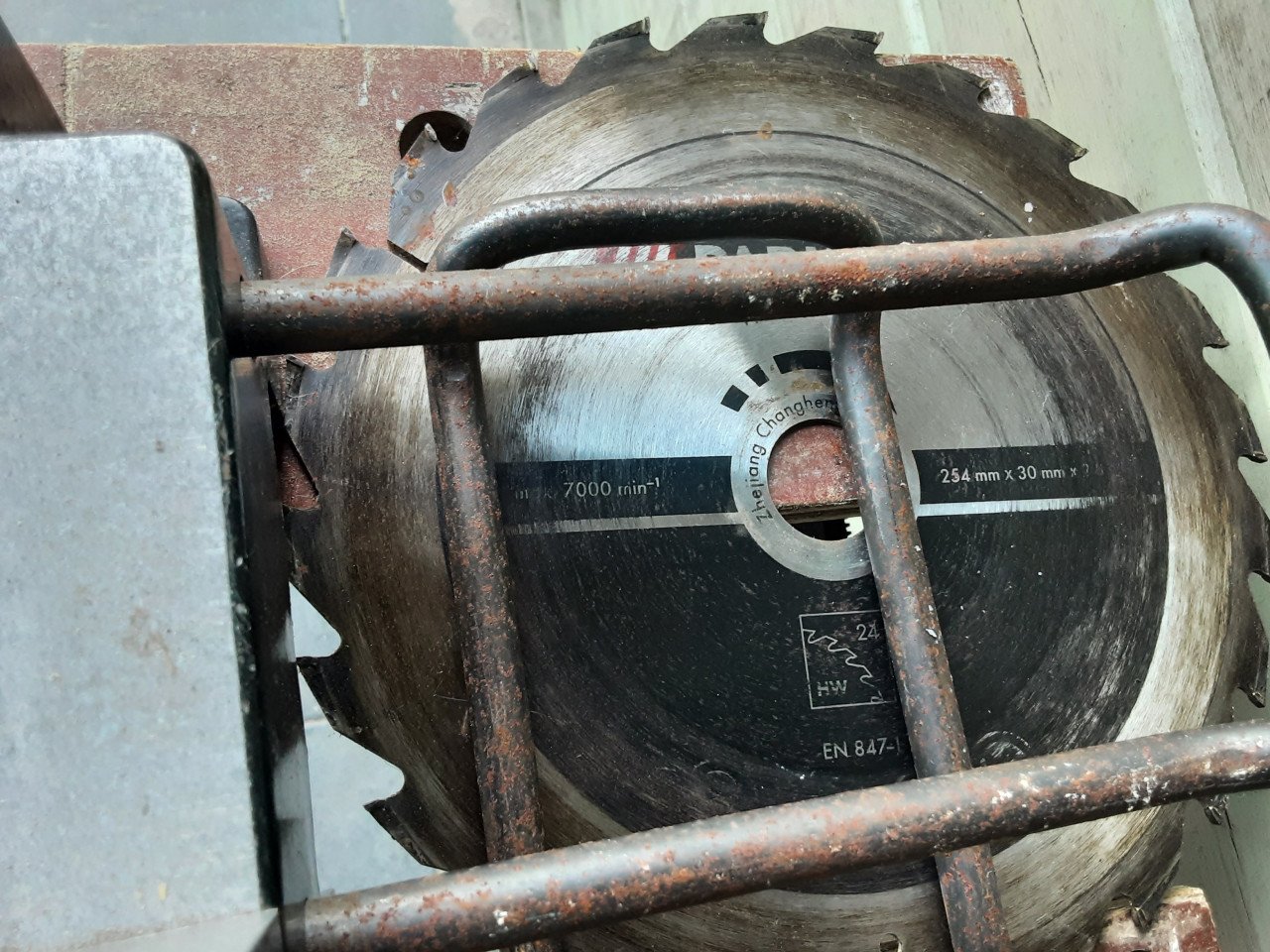 Afkortzaagmachine met extra zaagblad