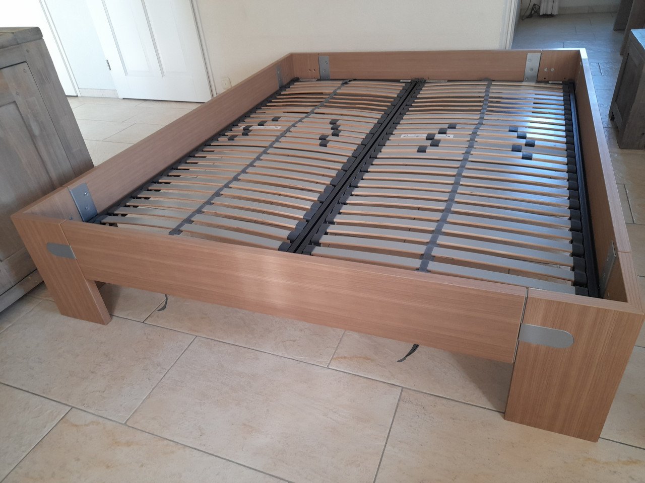2 Persoons bed 160 x 200 met Bossflex lattenbodems (in goede nette staat )