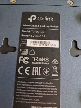 TP-Link 5 poorts switch.