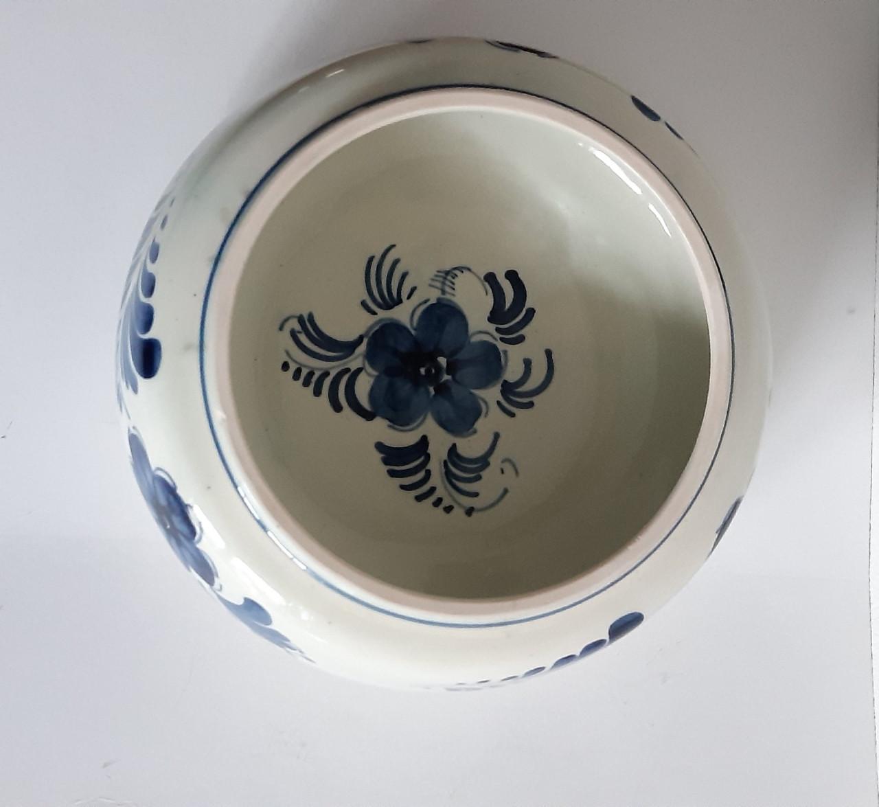 Delfts blauwe tabakspot met deksel, gesigneerd