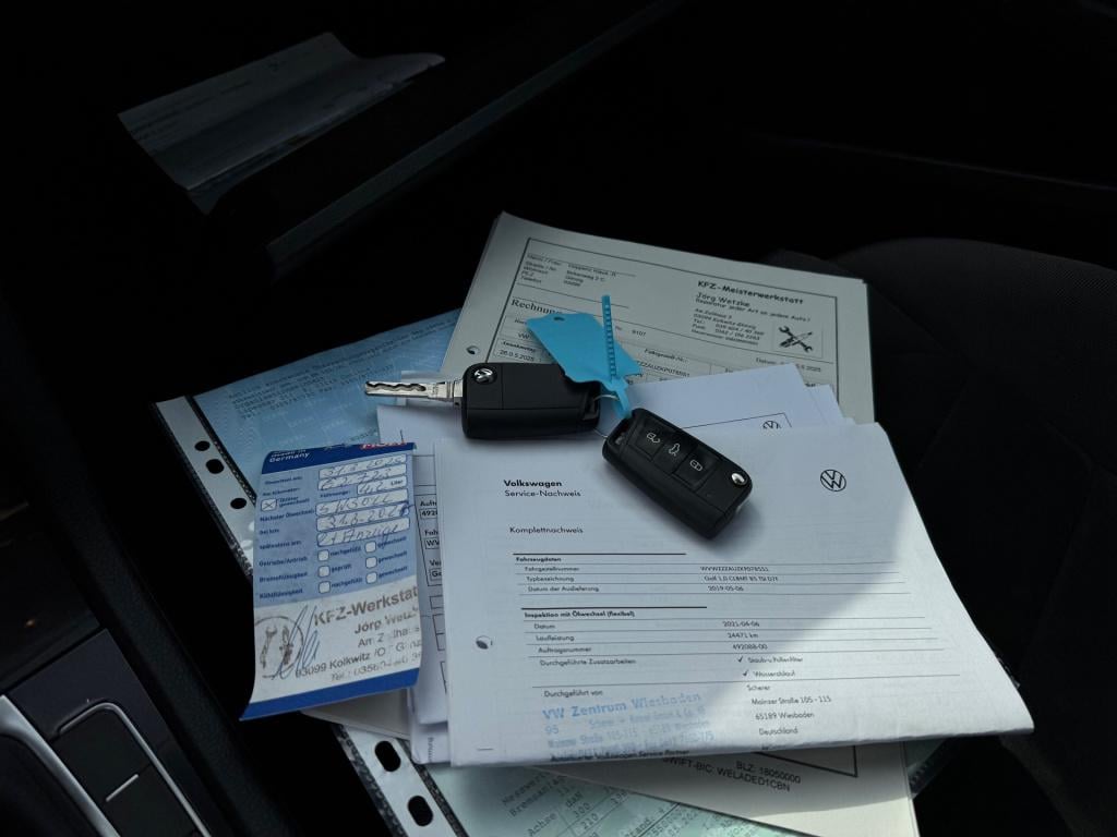 Volkswagen Golf 1.0 tsi * panoramadak * camera * navigatie * massage stoel