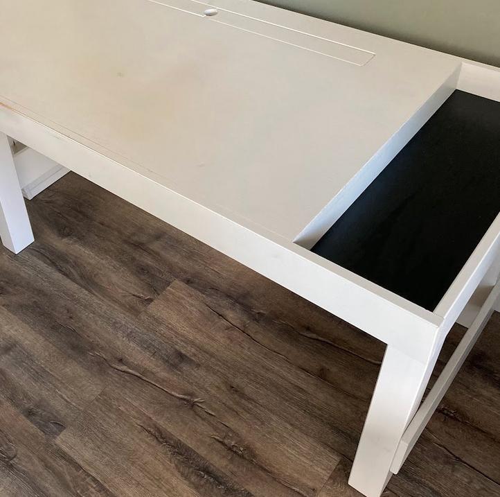 Wit bureau met zwart vak (BePureHome Grooving bureau)