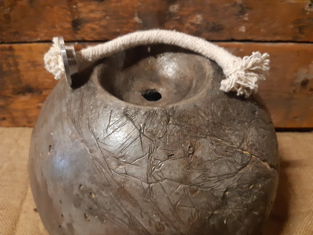 Betonnen olielamp of vaas en diverse kaarshouders