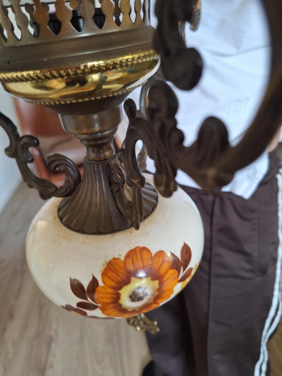 Vintage hanglamp met bloemmotief werkt op elektrisch
