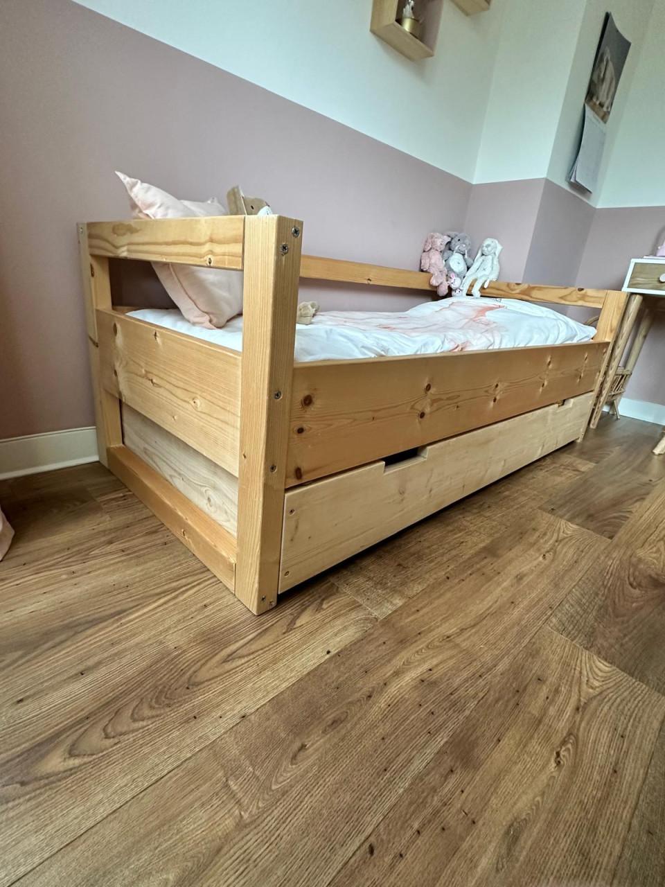 Junior bed met onderschuiflade en uitvalplankje