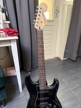Squier Affinity Series Stratocaster HSS Black gitaar