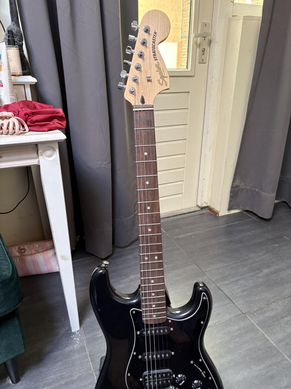 Squier Affinity Series Stratocaster HSS Black gitaar