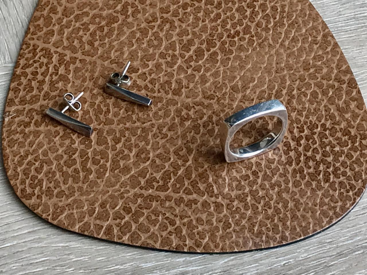 Zilveren ring met oorbellen van goudsmid Renate ritskes