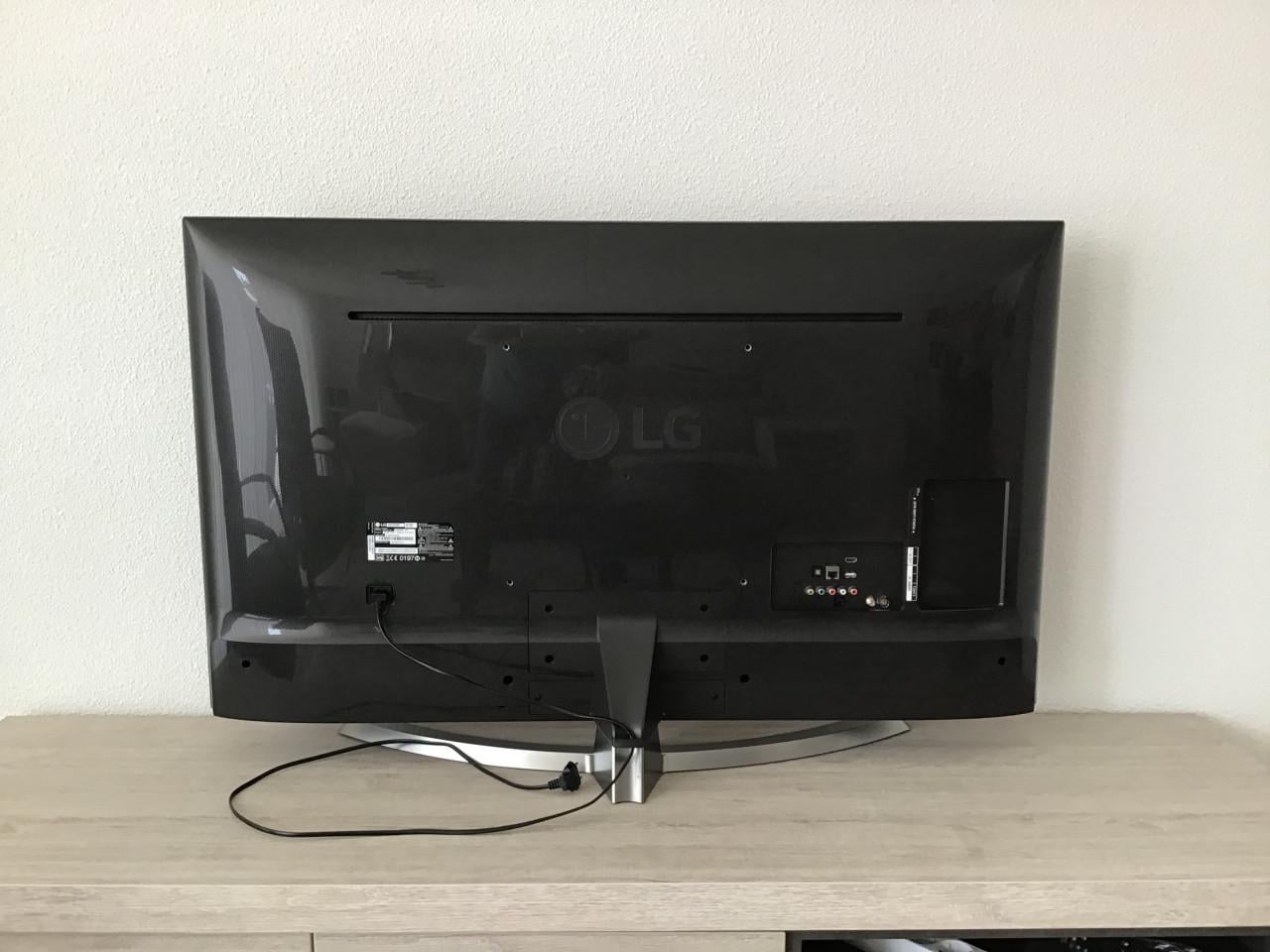 LG TV 49 inch/124 cm