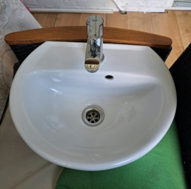Kleine wastafel met kraan