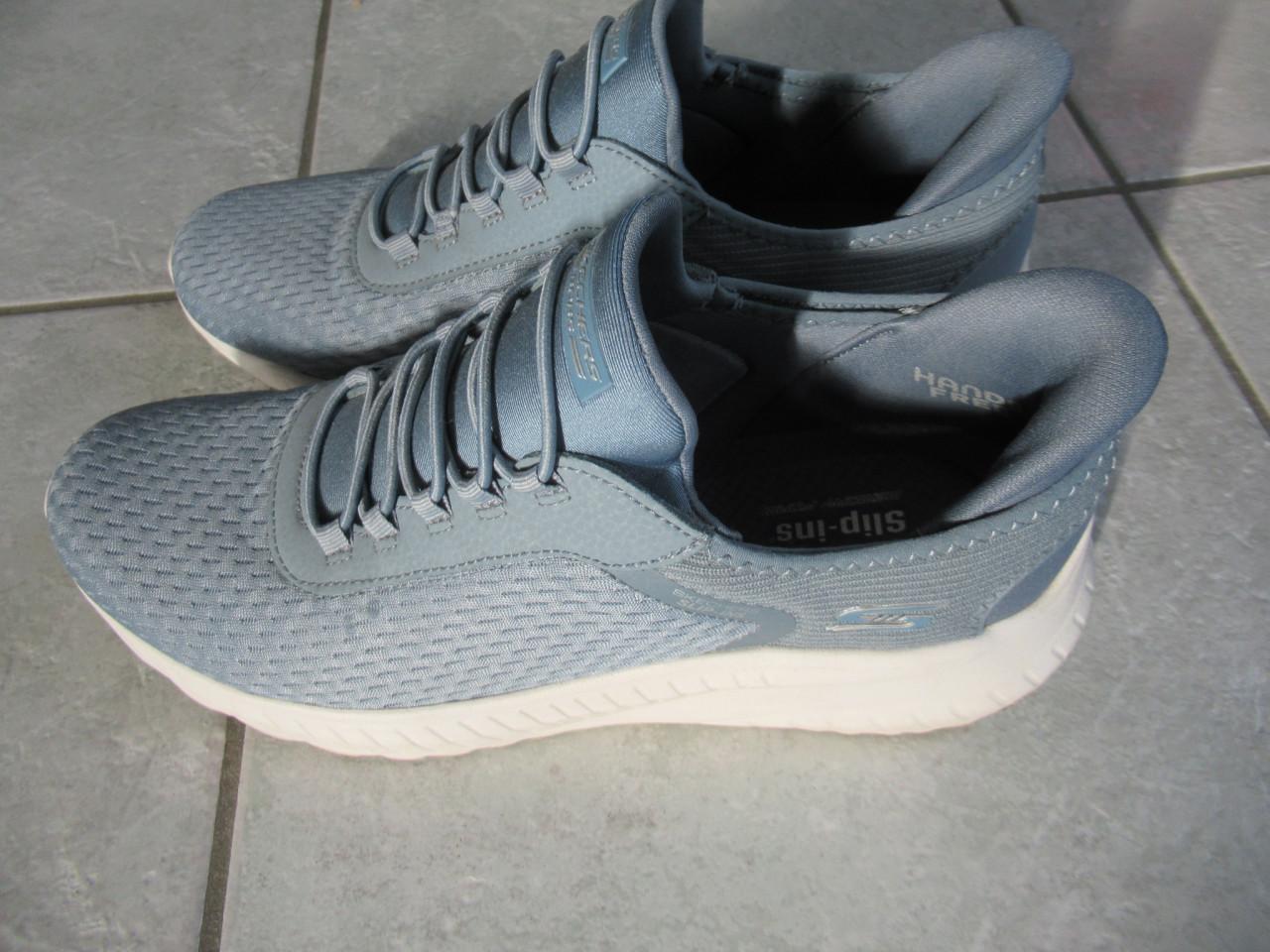 Lichtblauwe slip-ins sneakers van Sketchers, zo goed als nieuw.