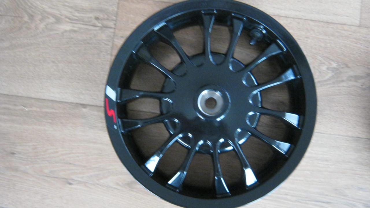 TE KOOP VESPA IGET WIELEN MET BANDEN NIEUW