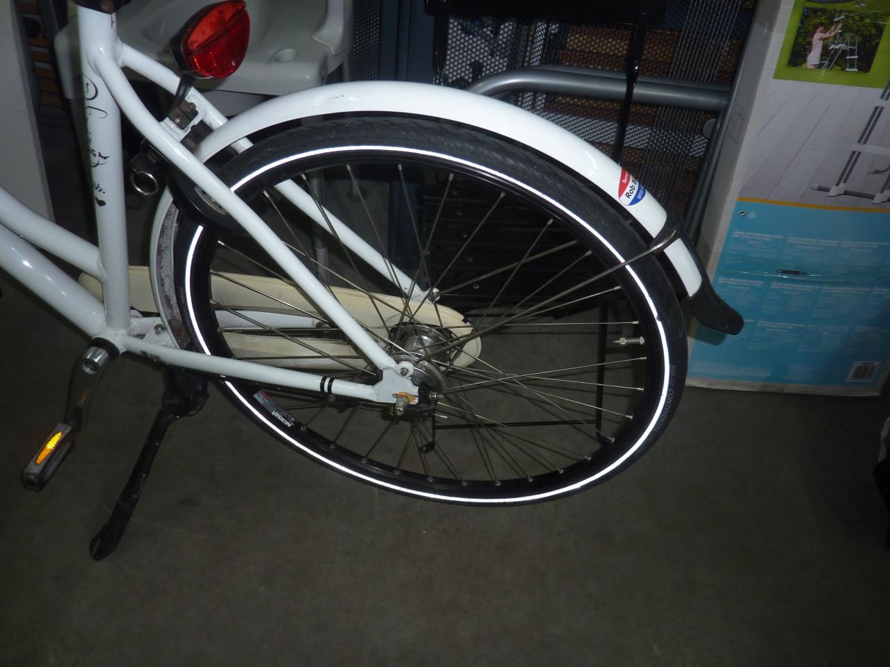 Damesfiets met rieten mand