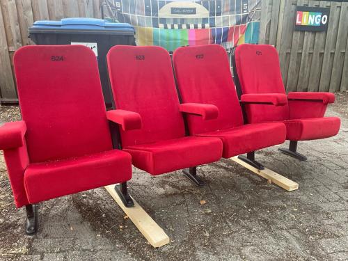 Bioscoop stoelen rood (2 rijen van 4 stoelen)