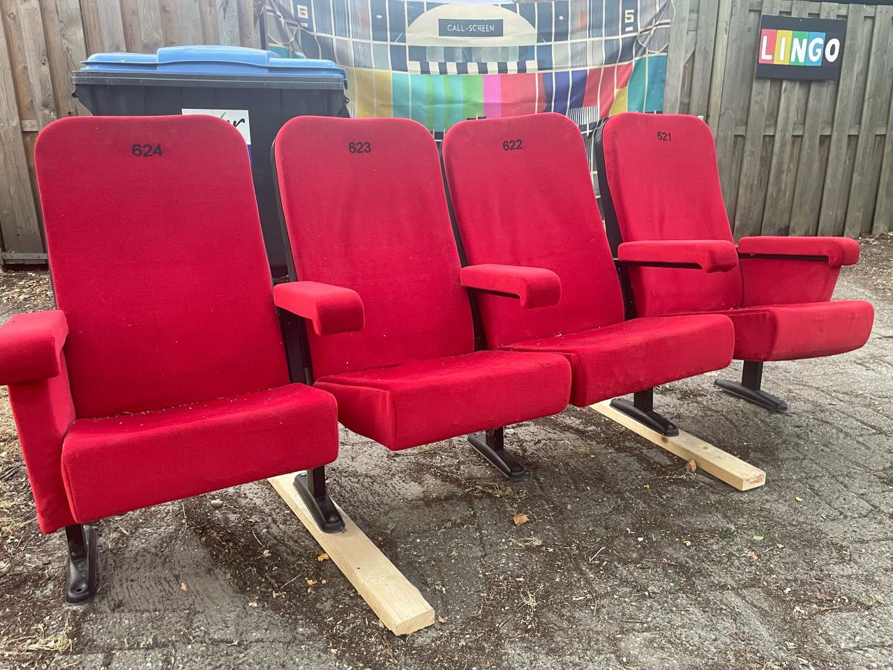 Bioscoop stoelen rood (2 rijen van 4 stoelen)