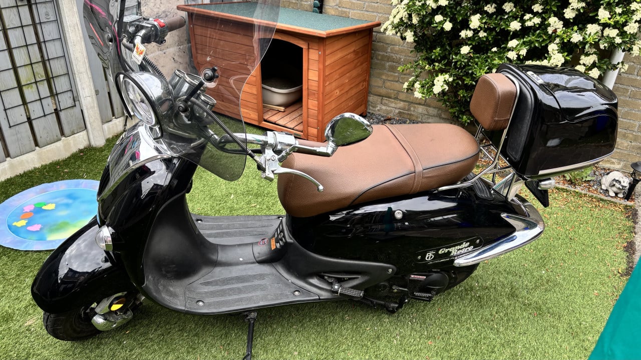 Grande retro scooter