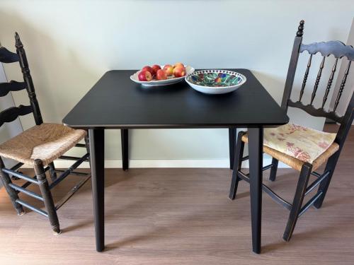 Fraaie tafel in essenfineer