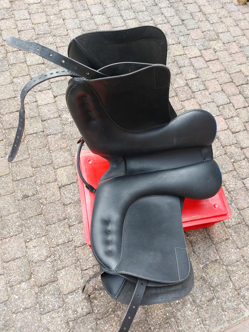 Wintec 500 Dressuurzadel – 17 inch – Wolgevuld (Complete set)