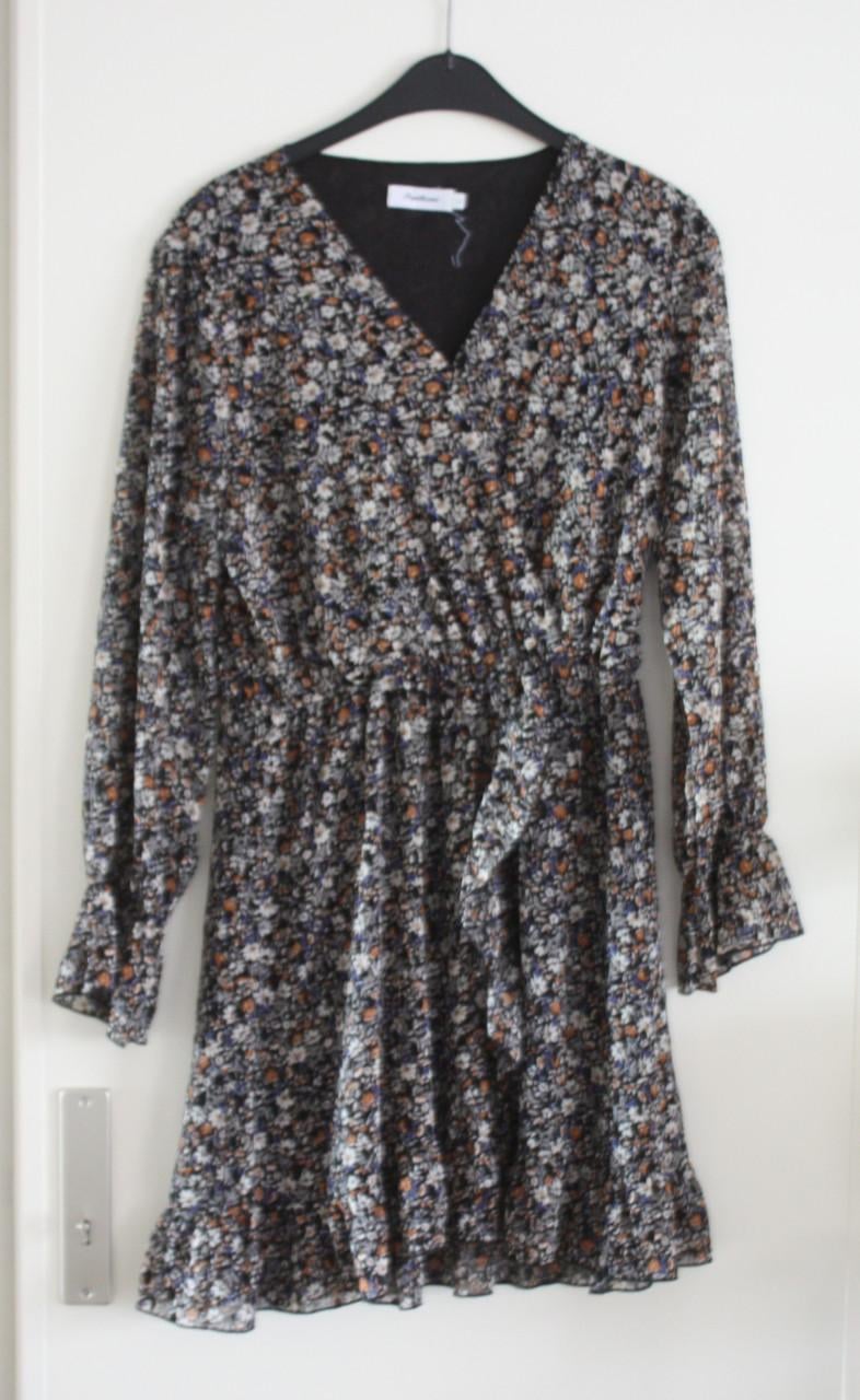 Zwarte jurk met bloemen print maat L