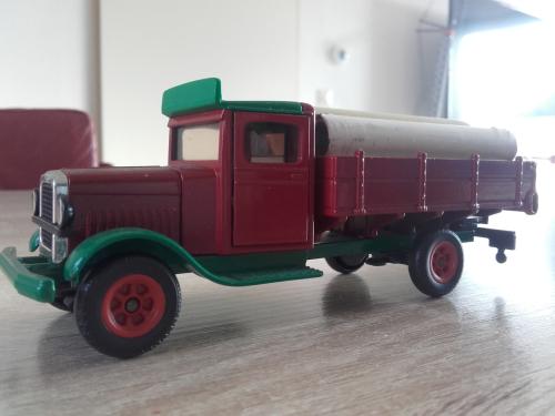 White truck van Siku met lading.