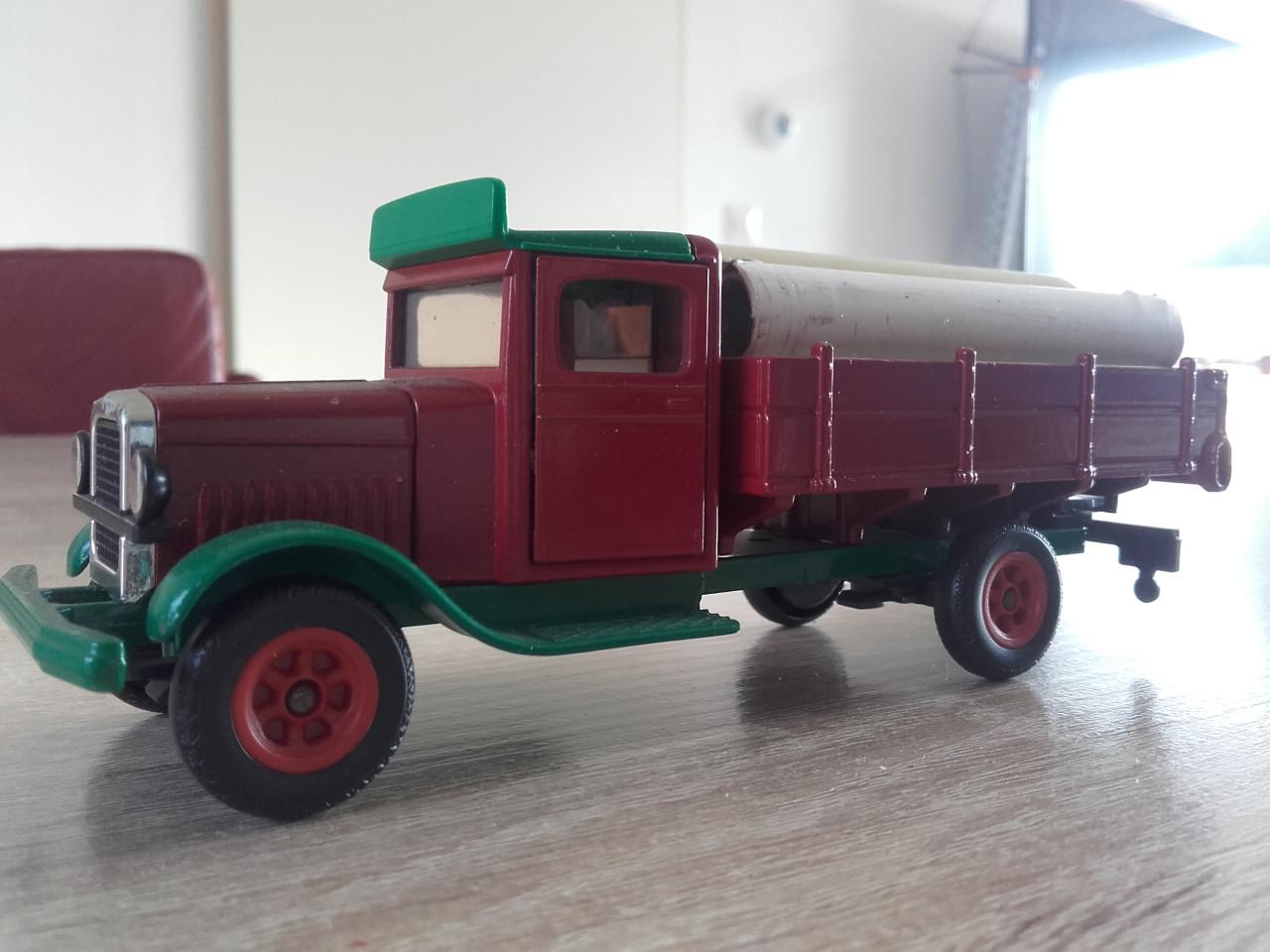 White truck van Siku met lading.