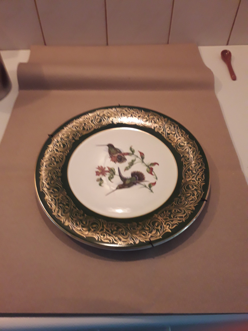 2 limited edition sierborden van Royal Doulton + 1 ongemerkt bord kolibrie