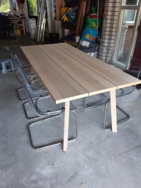 Moderne eetkamertafel met 6 stoelen