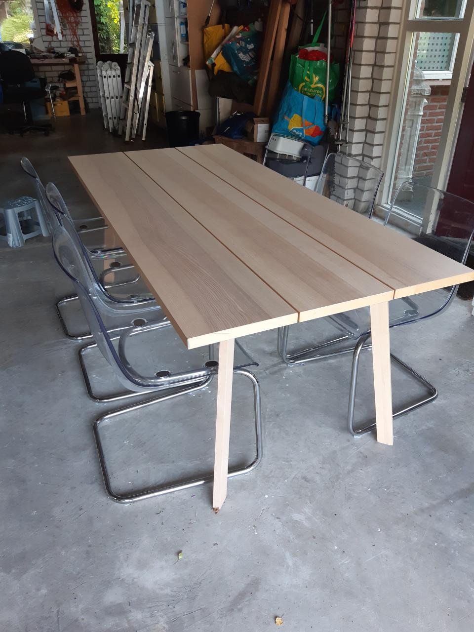 Moderne eetkamertafel met 6 stoelen