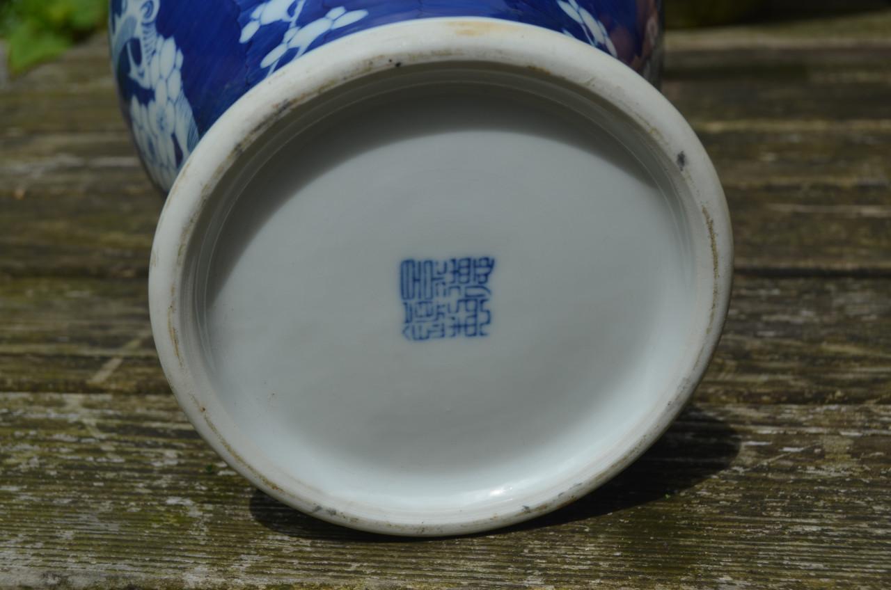 Mooie blauw/witte Chinese prunusvaas, gemerkt