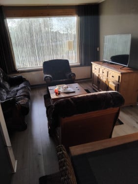 3 delig mooi Bankstel   plus platte TV {medion}en TV kast plus salon kastje