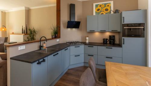 Keuken 3 jaar oud incl fornuis, koelkast en combi oven