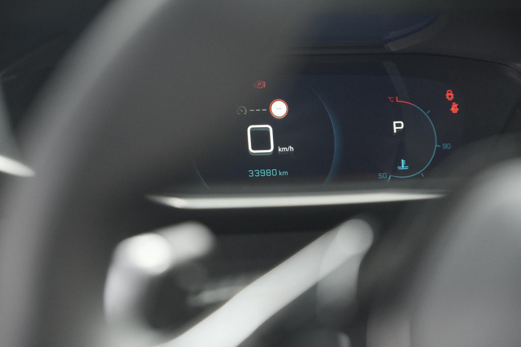 Peugeot 208 puretech 100 eat8 allure pack | camera | apple carplay | parkee