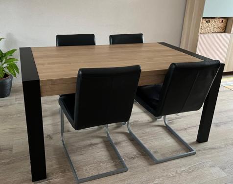4 lederen stoelen met tafel
