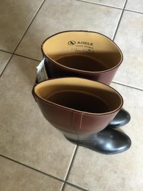 NIEUWE dames laarzen.