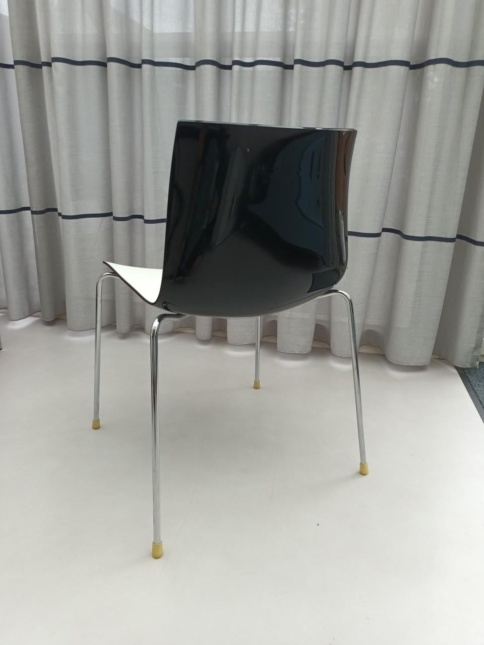 4 of 6 Arper eetkamerstoelen Zwart/Wit