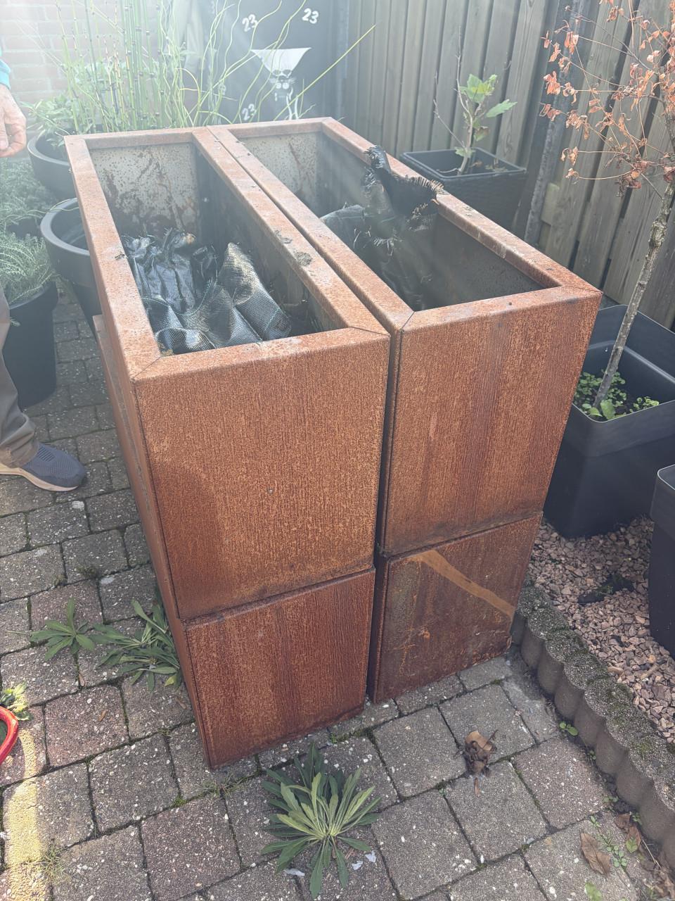 4 x Cortenstaalbakken 1.00 breed x 40 hoog x 30 diep