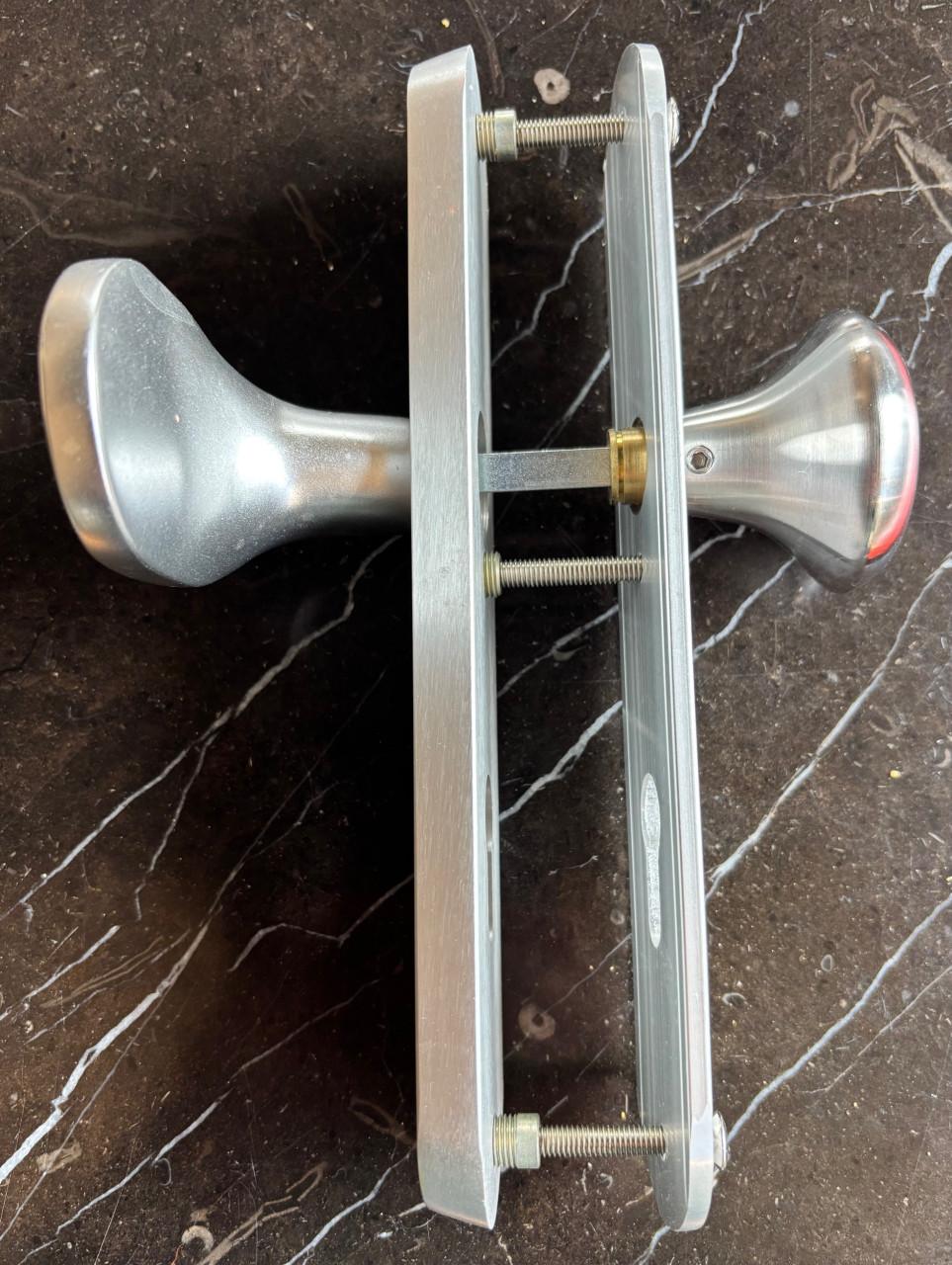 Veiligheidsschilden met vaste knop en draaiknop