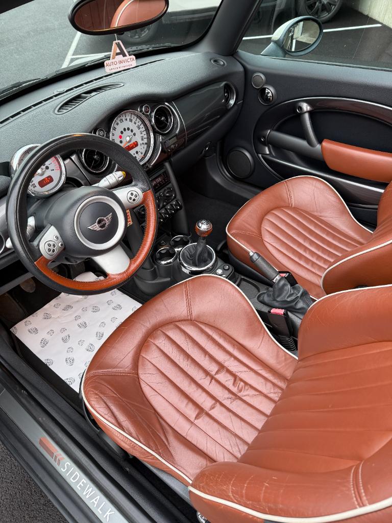 Mini Cooper Cabrio 1.6 - sidewalk