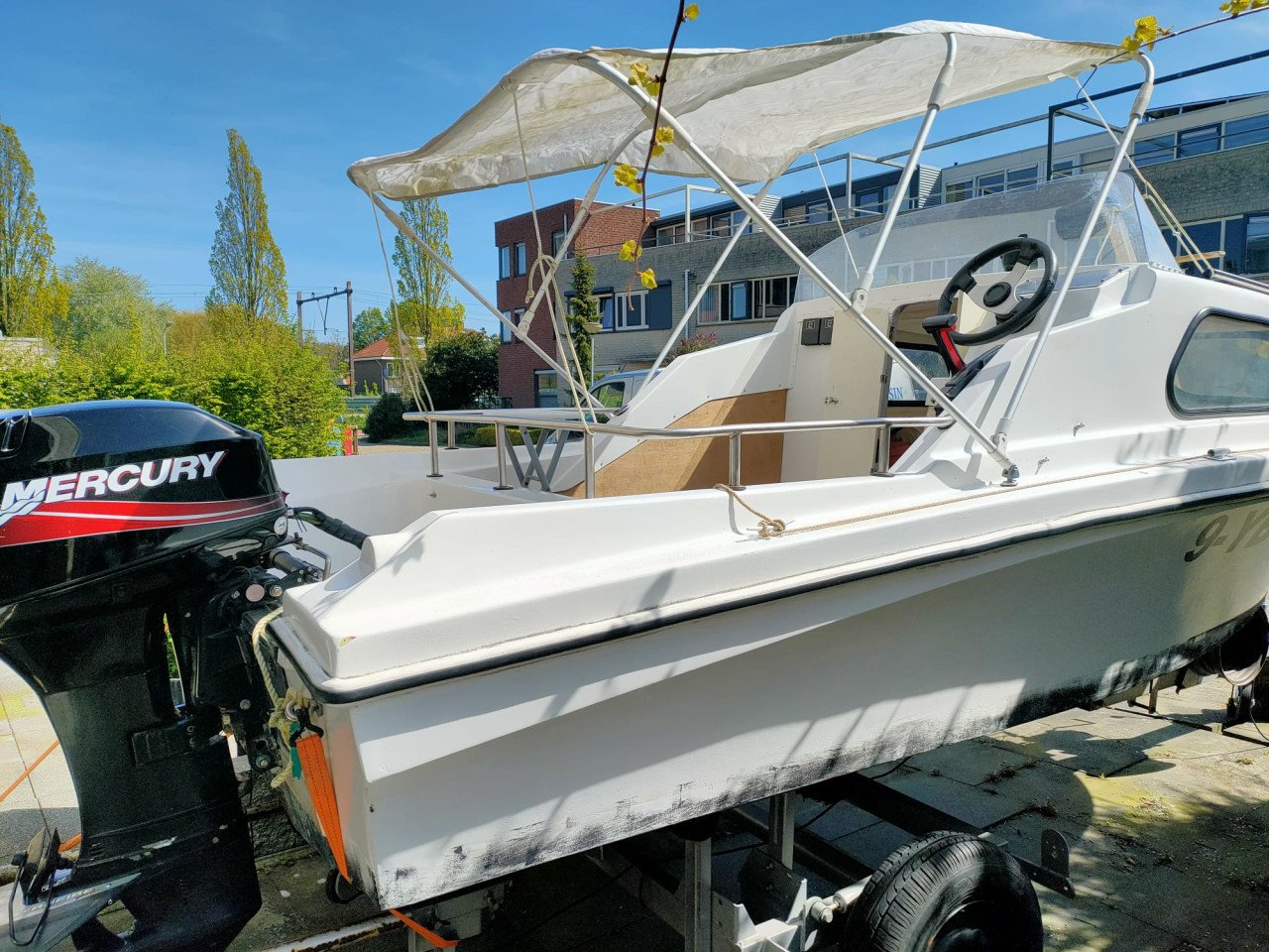 Kajuitboot (Jeanneau) 40 pk Mercury met Riba trailer