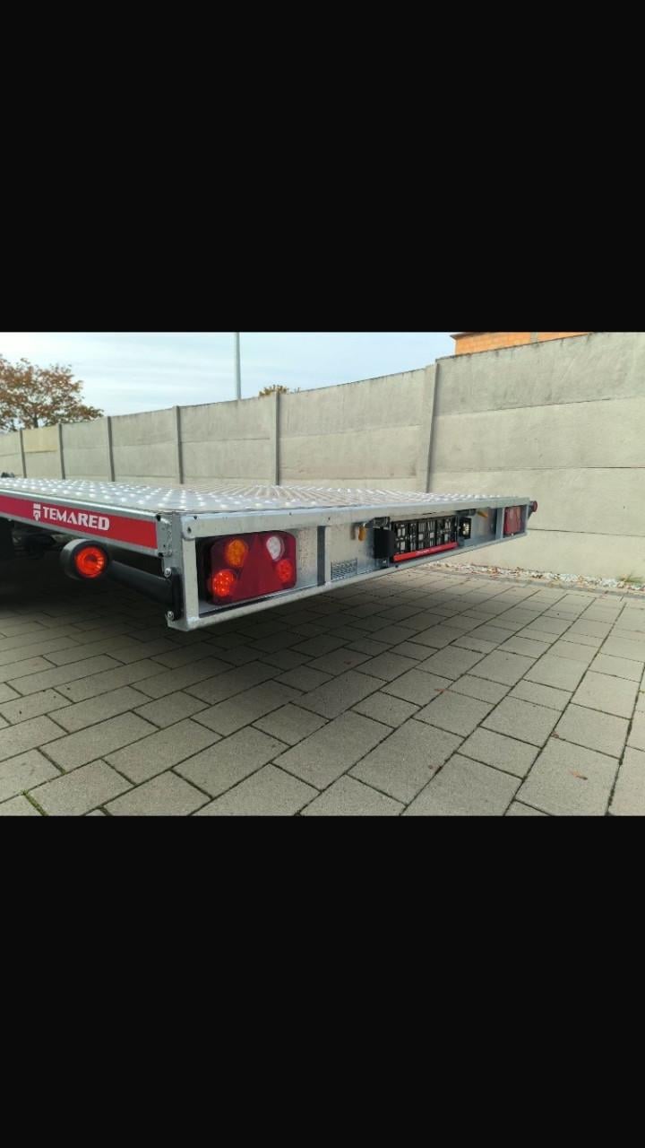 Splinternieuwe drie asser auto-ambulance.