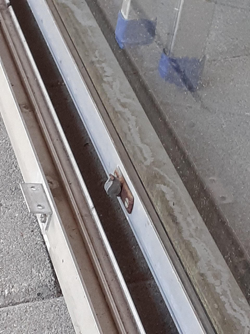 Te koop:   raam met aluminium kozijn.