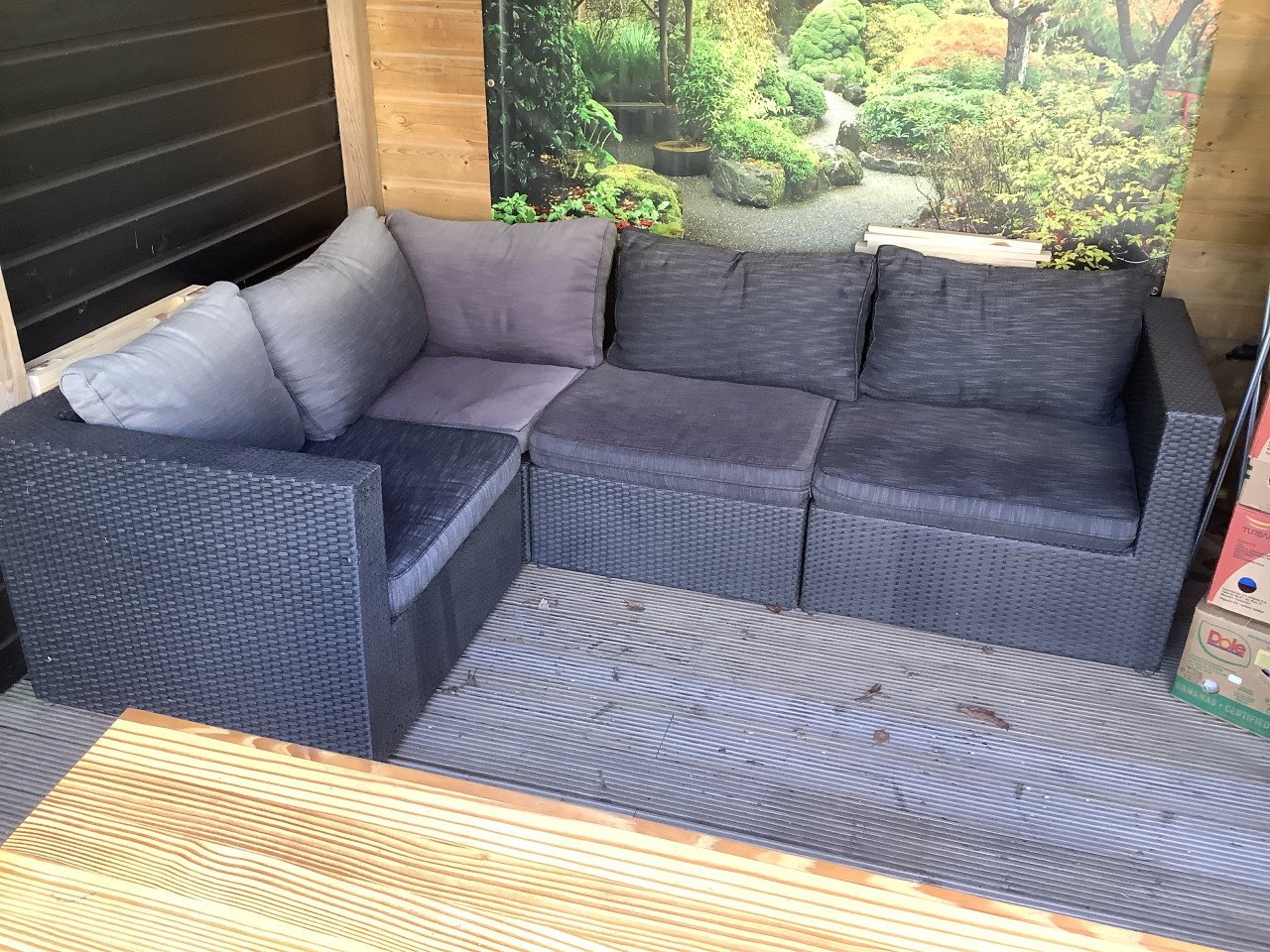 Loungeset pitriet zwart met kussens, hoekbank.